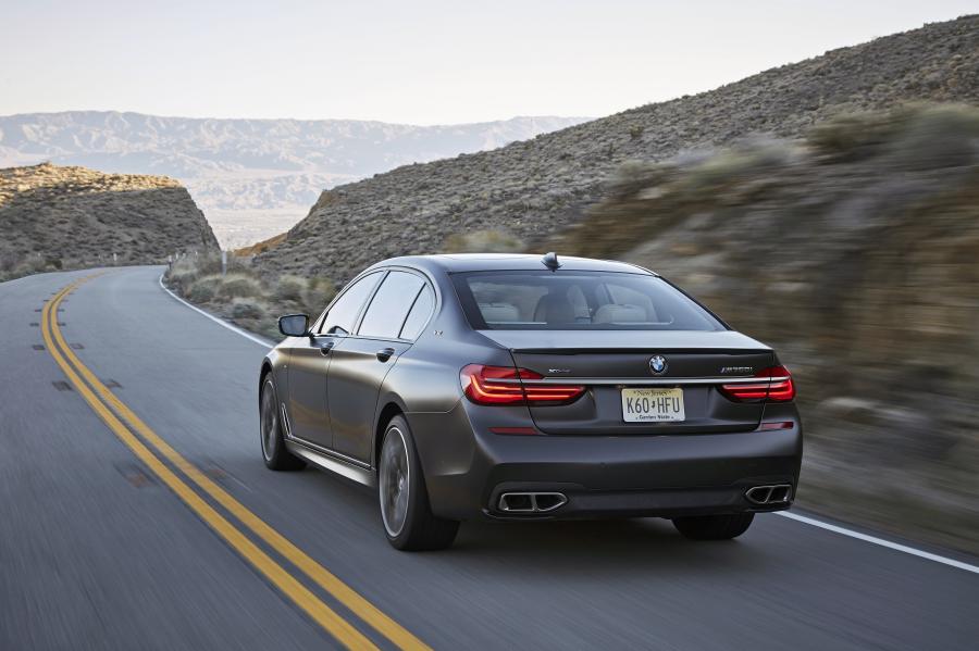  BMW M760i xDrive 2017 года  (NA) (фото 11 из 154)